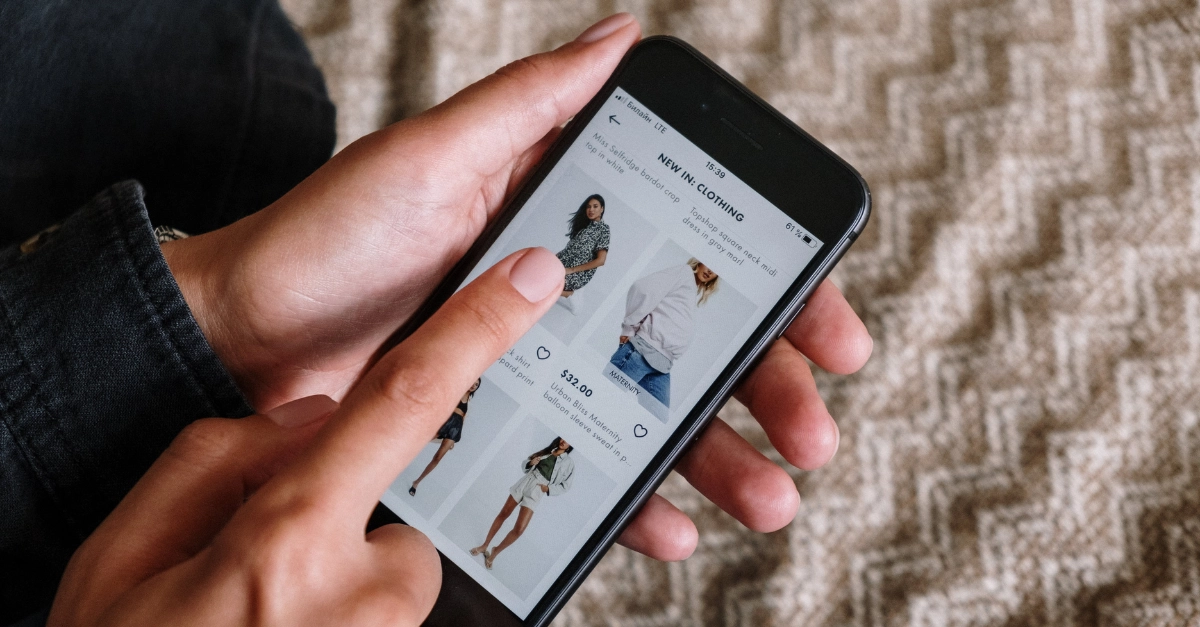 A mobile version of a fashion e-Commerce website 